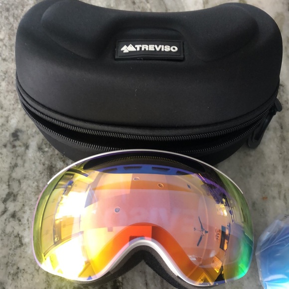 Package ..Ladies Ski Jacket,pants,socks,gloves,hot chiles base layers, goggles - Picture 9 of 15